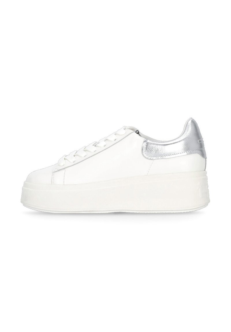 Sneaker bianche in pelle sintetica con suola chunky bianca e dettagli argentati sul tallone, caratterizzate da una punta tonda e lacci davanti.