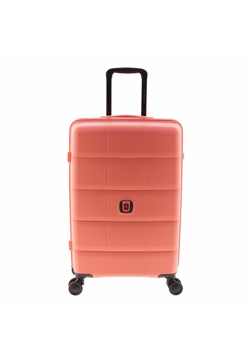 Koffer met harde schaal als handbagage in koraalrood, voorzien van een getextureerd oppervlak met horizontale lijnen, een uitschuifbare handgreep en vier wielen voor mobiliteit.