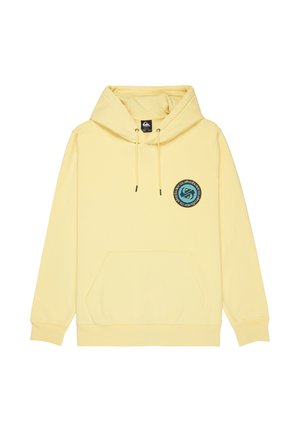 Gelber Hoodie mit einer vorderen Kängurutasche, verstellbaren Kordeln und einem runden Logo-Patch auf der Brust. Weicher Stoff aus Baumwollmischung.