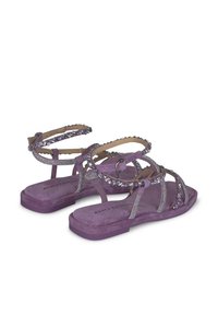 Paarse suede sandalen met meerdere dunne banden, versierd met rhinestones. Platte zool en verstelbare enkelband.