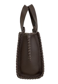 Tumepruun nahast käekott laiade sangadega, mille servadel on paksud põimikõmblusega detailid ja kohapeal paelutud tekstuur.