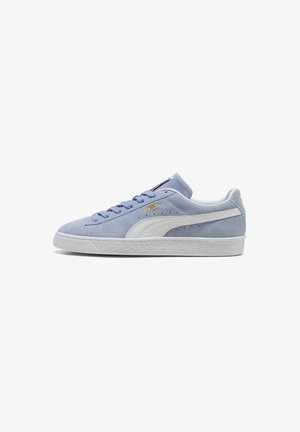 Sneaker in suede azzurro chiaro con striscia Puma bianca, suola bianca e lacci blu, mostrato di profilo su sfondo bianco.