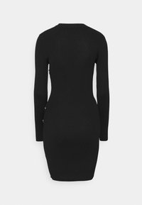 Černé žebrované pletené šaty s dlouhými rukávy, těsným střihem a bočními knoflíky. Hladká textura s kulatým výstřihem a délkou nad kolena.