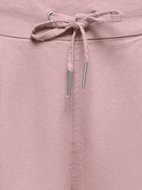 Povečava roze tkanine s pasom in zavezano vrvico z srebrnimi kovinskimi končnicami.