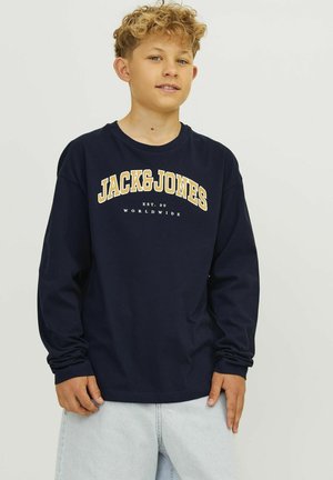 Marineblauwe T-shirt met lange mouwen heeft een wit en geel "JACK&JONES" tekstontwerp. Zachte katoenen stof met een relaxte pasvorm en ronde halslijn.
