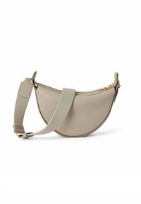 Beige læder crossbody-taske med en afrundet form, guld lynlås lukning og en bred stofrem til justerbar bæring. Struktureret overflade.