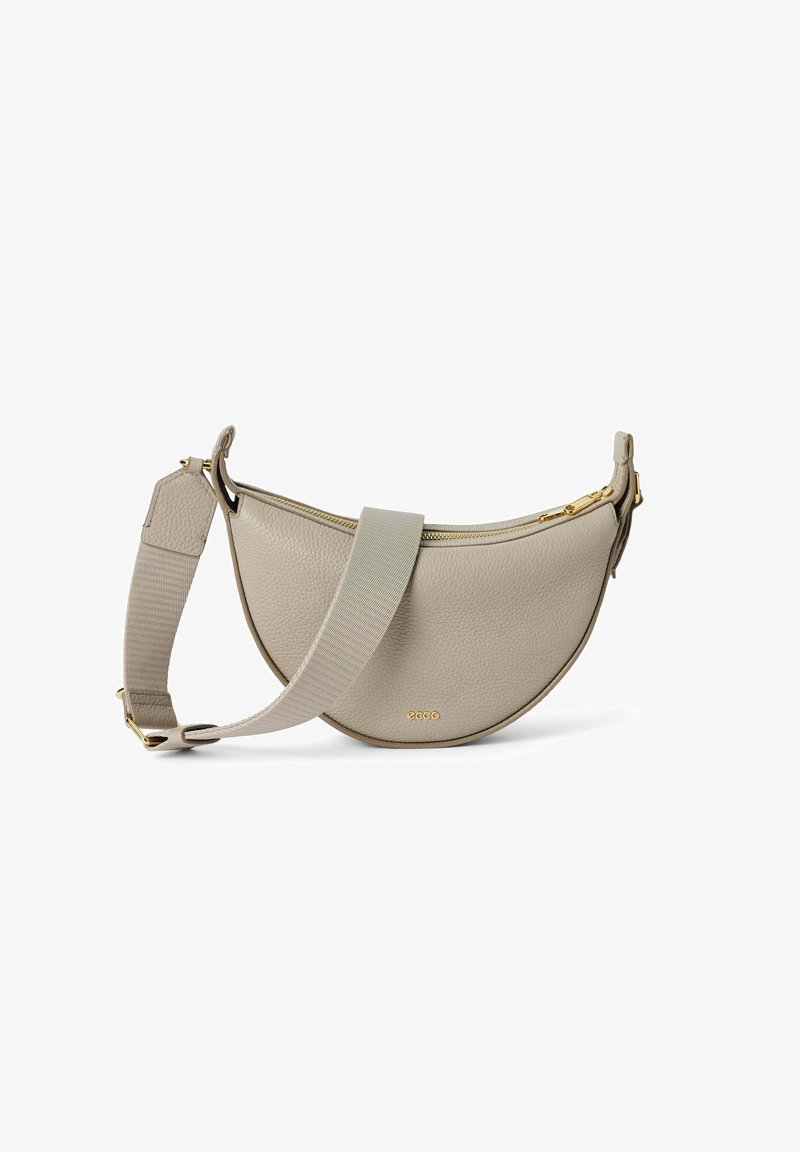Borsa a tracolla in pelle beige con forma curvata, chiusura con zip dorata e ampia tracolla in tessuto per una vestibilità regolabile. Superficie testurizzata.