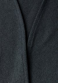 Cardigan gris foncé en maille texturée avec un motif de côtes verticales subtil, design à l'avant ouvert et apparence douce.
