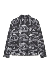 Maglietta a maniche lunghe in nero e grigio con un motivo geometrico che presenta varie forme di triangolo e accenti testuali su tutta la stoffa.
