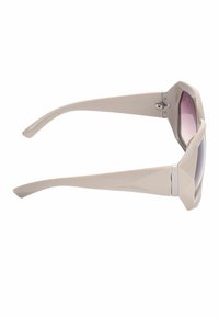 Beige zonnebril met een geometrisch frame, hoekige lenzen die vervagen van donker naar licht, slanke armen en zilveren hardware bij de scharnieren.