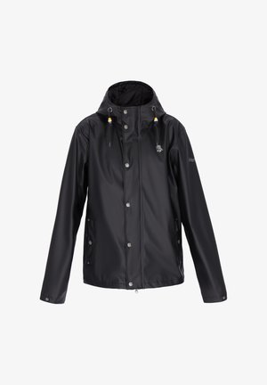 Fekete vízálló kapucnis dzseki, elején gombokkal, húzózsinóros kapucnival és két oldalzsebbel, fehér háttér előtt bemutatva.