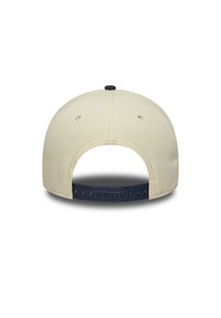 Verstellbare Baseballmütze aus cremefarbenem Stoff mit einem kontrastierenden navyblauen Kunststoff-Snapbackverschluss. Runde Form mit subtilen Texturen.
