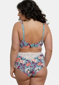 Ensemble de lingerie à imprimé floral avec un fond bleu et des fleurs roses et blanches, bretelles réglables et dentelle sur la taille.