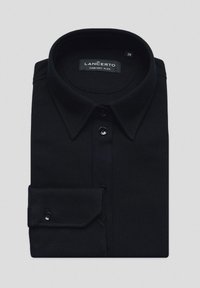 Czarna koszula z kołnierzykiem, wykonana z teksturowanej tkaniny, z przodem zapinanym na guziki oraz złożonym rękawem. Metka głosi "LANCERTO COMFORT PLUS."