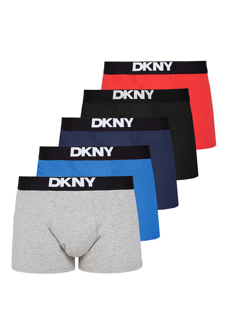 Pięć par bokserów DKNY w kolorach szarym, czerwonym, czarnym, granatowym i niebieskim. Każda para ma czarny pas z białym logo. Materiał bawełniany.