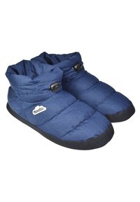 Zapatillas tipo puffers de color azul marino con parte superior de tela suave, puño elástico y suela de goma negra. Presentan botones redondos en el puño.