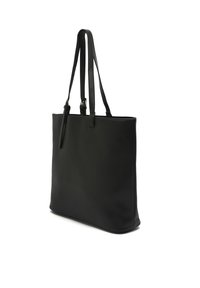 Borsa tote nera in pelle con una texture liscia, forma rettangolare e doppi manici. Presenta hardware minimale e un design elegante.