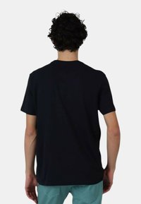 T-shirt nera a collo tondo, maniche corte, materiale in cotone, design semplice, dettaglio di cucitura visibile al collo e sulle spalle.