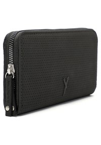 Portafoglio nero con chiusura a zip, realizzato in materiale perforato, caratterizzato da una texture liscia e un discreto dettaglio del logo. Forma rettangolare, design compatto.
