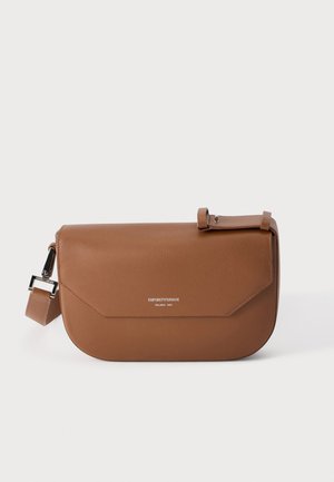 Pruun nahast õlakott klapiga sulgemise ja hõbedase pandlaga, millel on esiküljel reljeefne "Emporio Armani Milano 1981" logo.