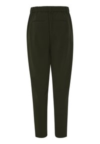 Pantalones verde, ajustados y con forma cónica, cintura elástica y dos bolsillos traseros. El material parece suave y ligeramente brillante.
