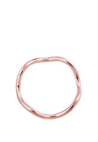 Anello in oro rosa con un design intrecciato, caratterizzato da una forma irregolare e una superficie liscia, senza alcun abbellimento o accento.