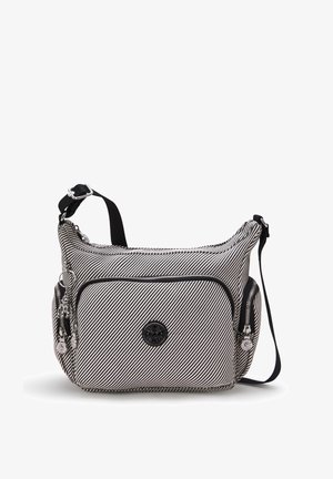 Zwart-wit gestreept stoffen tas met een ritssluiting, verstelbare riem, herkenbaar logo en zilverkleurige metalen details.