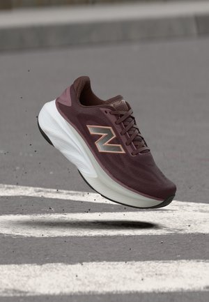 New Balance, FRESH FOAM X MORE V6 - Обувки за бягане по асфалт - cherry/fast track