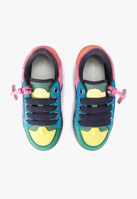 Sneaker colorati con una combinazione di blu, verde, rosa e giallo. Progettati con una tomaia multi-texturizzata, suola in gomma e lacci decorativi.