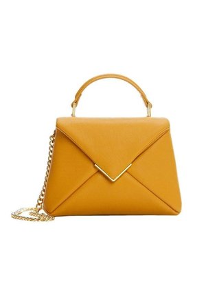 Sac structuré jaune moutarde avec poignée supérieure et bandoulière chaîne dorée, doté d’un rabat triangulaire avec un accent doré en forme de V.