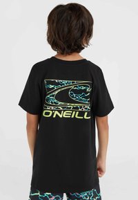 Camiseta de algodón negra con un logo de ola colorido y el texto "O'NEILL" en amarillo neón. Manga corta y corte relajado.