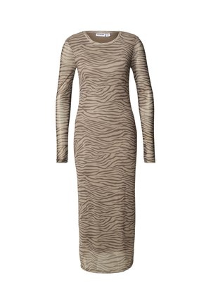Langerekkende, nauwsluitende jurk van doorschijnende stof met een beige en bruine gestreepte zebrapatroon, voorzien van een ronde halslijn en een lengte tot aan de enkels.