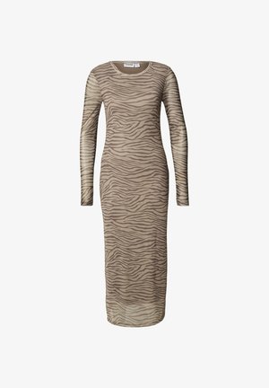 Langerekkende, nauwsluitende jurk van doorschijnende stof met een beige en bruine gestreepte zebrapatroon, voorzien van een ronde halslijn en een lengte tot aan de enkels.