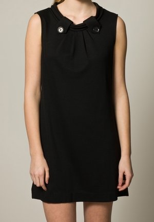 Robe noire sans manches avec un col plissé et deux boutons décoratifs au col, présentant une coupe droite et une texture douce.