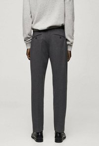 Grau maßgeschneiderte Hose aus strukturiertem Stoff, mit zwei Gesäßtaschen mit Knopfverschluss und einer schmalen Passform.