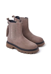 Stivaletti in suede color taupe con suola marrone robusta. Presentano cerniere laterali, un pannello testurizzato con dettagli a stella e un motivo con nappe.