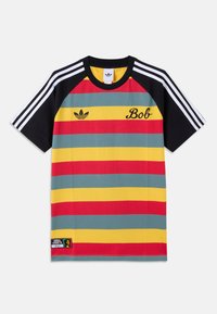 Ριγέ μπλούζα με χρώματα γκρι, κόκκινο, κίτρινο και μαύρο. Υλικό από βαμβάκι με κοντά μανίκια και τρεις ρίγες στους ώμους. «Bob» τυπωμένο στο μπροστινό μέρος.