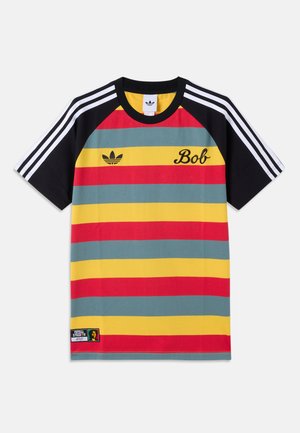 T-shirt rayé aux couleurs gris, rouge, jaune et noir. Matière en coton avec des manches courtes et trois bandes sur les épaules. "Bob" imprimé sur le devant.