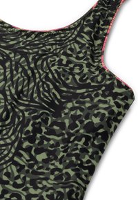Maillot de bain une pièce de couleur vert foncé avec des motifs abstraits noirs, présentant un col rond et des coutures accentuées en rose autour des bretelles.