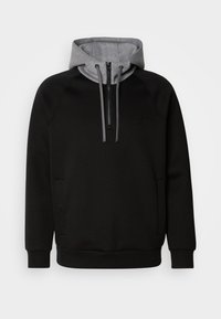 Sudadera negra con capucha gris, con cremallera en la parte frontal, cordones y un pequeño logo bordado en el pecho. Textura de tela suave.