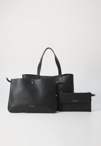Borsa a tracolla nera in pelle con pochette coordinata, caratterizzata da una texture a ciottoli, due manici e un branding discreto sulla parte frontale.