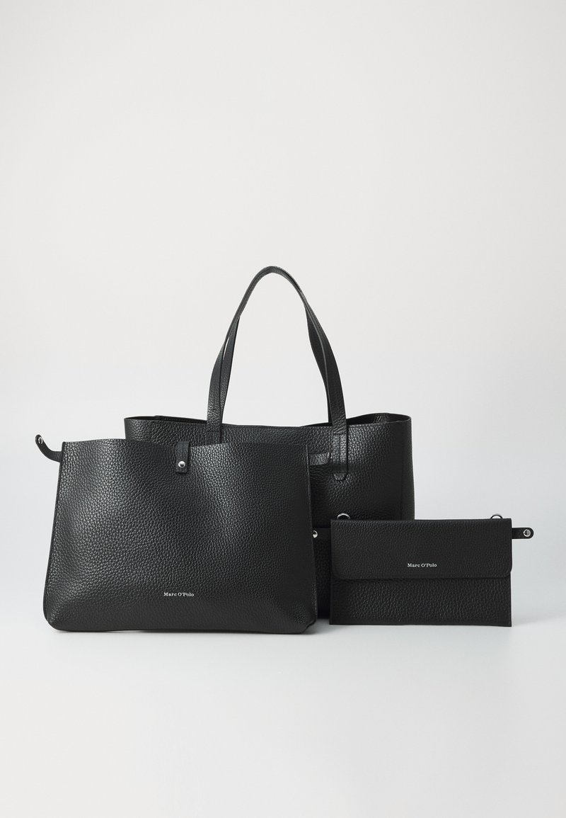 Mustat nahkakassit ja yhteensopiva pussukka, joissa on kivetty pinta, kaksi kantohihnaa ja hillitty brändäys edessä.