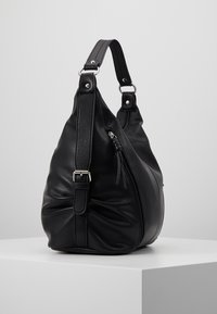 Černá kožená kabelka zaobleného tvaru, s nastavitelným popruhem a zipem na boku. Hladký povrch, minimalistický design.