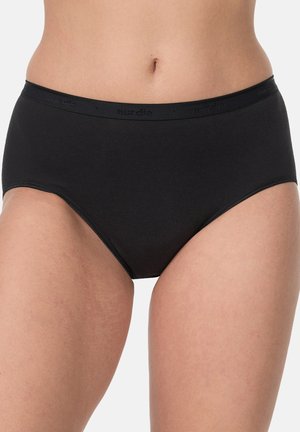 Taille jusqu'à la partie supérieure de la cuisse d'une personne portant des sous-vêtements noirs unis à taille haute avec une ceinture élastique, sur fond blanc.