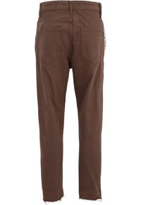 Brune denimbukser med rett ben, frynsete kant, to baklommer og en avtagbar kjedeakcent på høyre side.