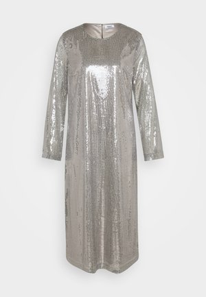 Ασημί φόρεμα με παγιέτες, μακριά μανίκια, στρογγυλή λαιμόκοψη και ίσια γραμμή. Διαθέτει ανακλαστική υφή και λεία επένδυση στο πίσω μέρος.