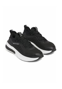 Baskets de sport noires avec une tige en maillage texturé, une semelle blanche rembourrée et des lacets noirs. Présente un branding discret sur la languette et le côté.