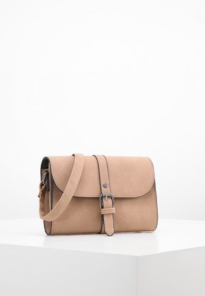 Lichtbruine suède crossbodytas met voorsluiting, gespdetail en verstelbare riem, geplaatst op een witte ondergrond.