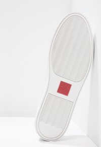 Thumbnail Image 5