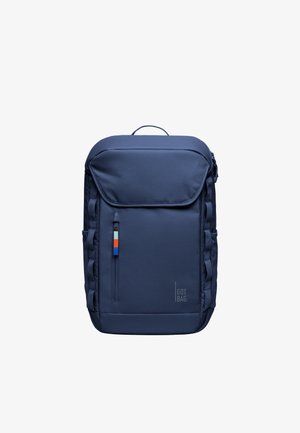 Ciemnoniebieski prostokątny plecak z przednią kieszenią na zamek błyskawiczny i kolorowymi paskami przy suwaku oraz logo GOT BAG w dolnym prawym rogu.